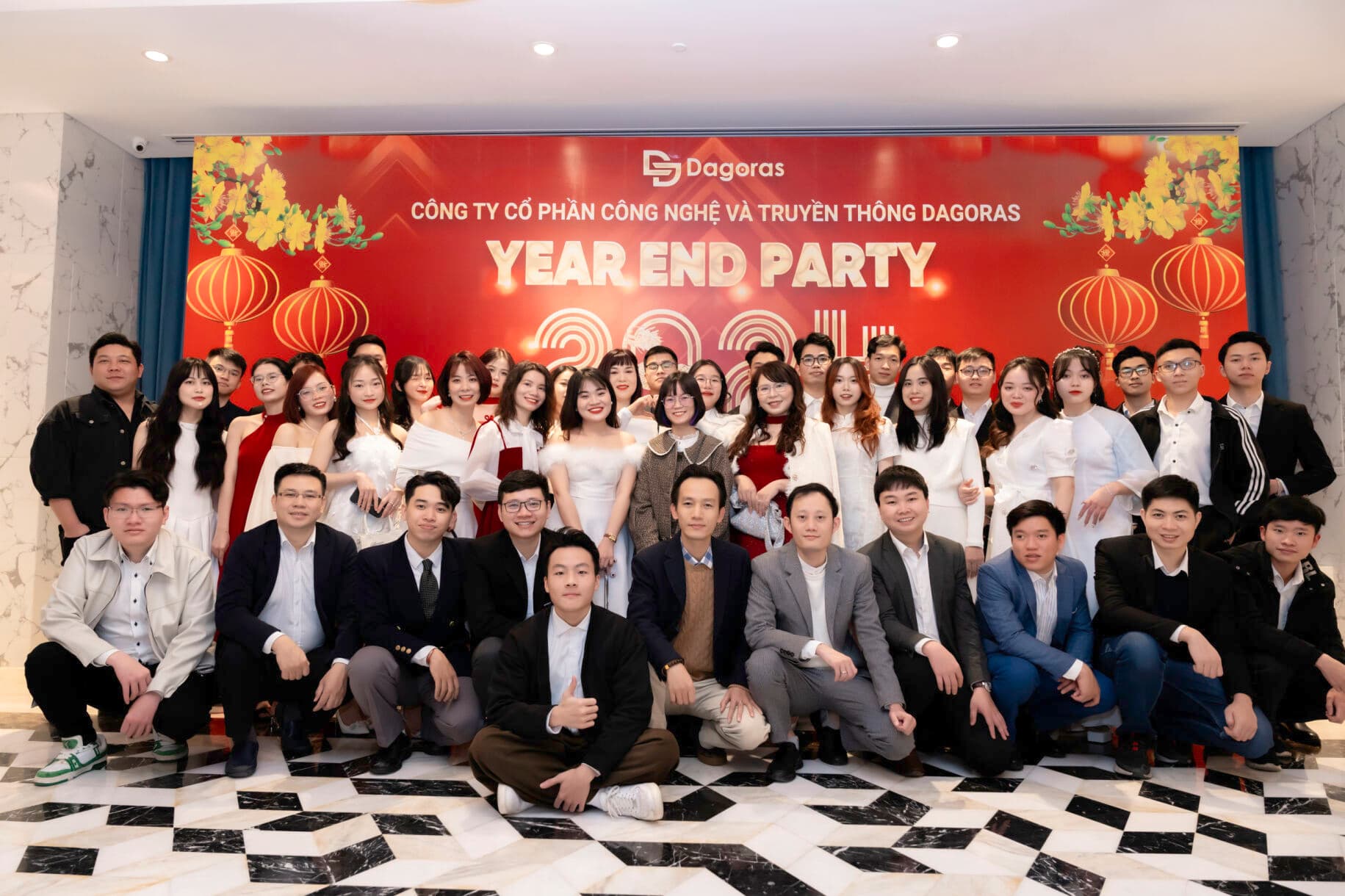 Ảnh tập thể Dagoras tại một sự kiện cuối năm